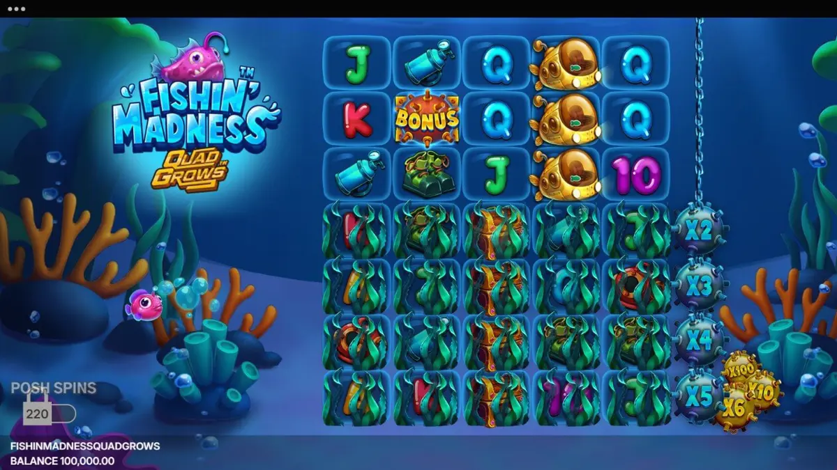 Fishin’ Madness Quadgrows স্লটের একটি স্ক্রিনশট যেখানে একটি ডুবো দৃশ্য দেখা যাচ্ছে, রঙিন প্রবাল, মাছ এবং নৌ খনি সহ।